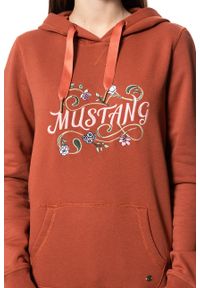 Mustang - BLUZA MUSTANG Bella H Embroidery BURNT HENNA 1008025 7143. Typ kołnierza: kaptur. Kolor: pomarańczowy. Wzór: nadruk #7