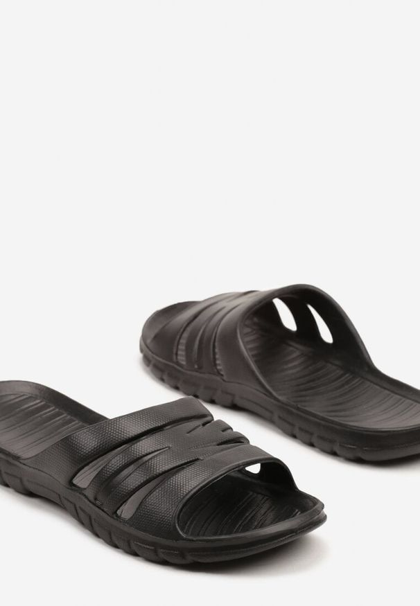 Born2be - Czarne Klapki z Pianki Zdobione Wycięciami Neoviria. Okazja: na co dzień, na plażę. Kolor: czarny. Wzór: aplikacja. Styl: wakacyjny, casual, klasyczny