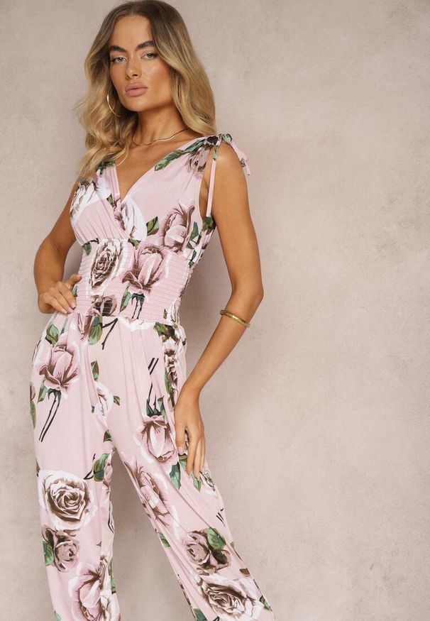 Renee - Jasnoróżowy Kombinezon o Taliowanym Kroju Bez Rękawów w Kwiaty Senivia. Okazja: na co dzień. Kolor: różowy. Materiał: skóra. Długość rękawa: bez rękawów. Wzór: kwiaty. Styl: elegancki, casual, street