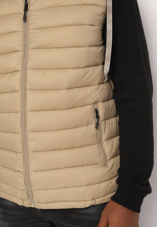 Born2be - Ciemnobeżowa Kamizelka Pikowana Wodoodporna z Suwakiem Oriatta. Okazja: na co dzień, na spotkanie biznesowe. Kolor: beżowy. Materiał: jeans, materiał. Styl: elegancki, biznesowy, casual