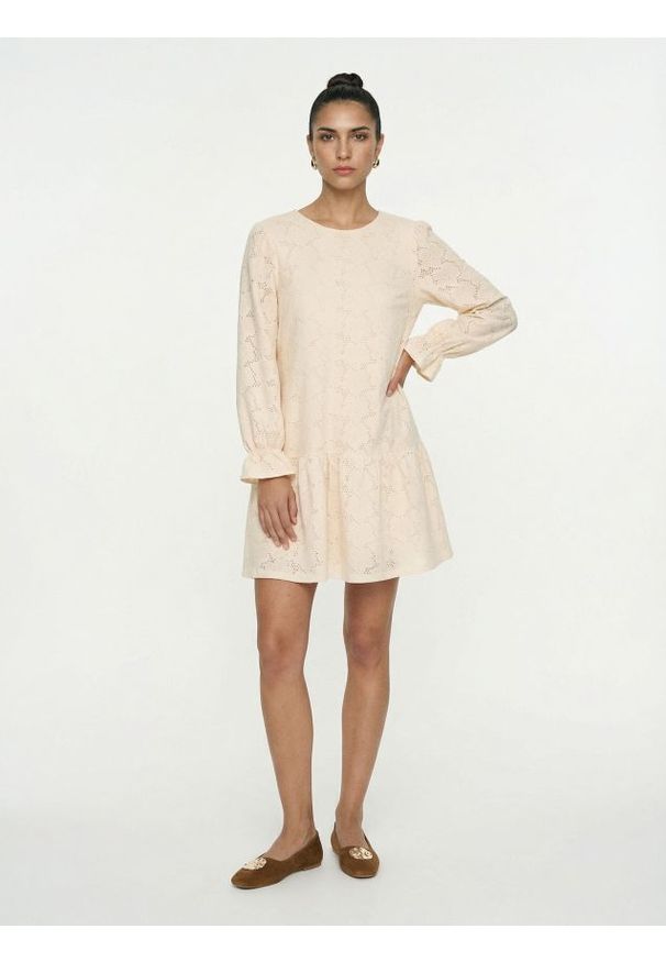 Sinsay - Sukienka mini z ażurowym wzorem - kremowy. Kolor: kremowy. Wzór: ażurowy. Długość: mini