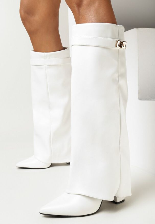 Born2be - Białe Kozaki ze Szpiczastym Noskiem i Wywiniętą Cholewką Quirina. Nosek buta: szpiczasty. Zapięcie: zamek. Kolor: biały. Szerokość cholewki: normalna. Materiał: skóra, materiał. Sezon: zima. Obcas: na obcasie. Styl: klasyczny. Wysokość obcasa: średni