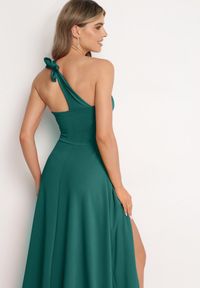 Born2be - Zielona Rozkloszowana Sukienka z Asymetryczną Górą i Wiązaniem na Ramieniu z Rozcięciem Efirey. Kolor: zielony. Materiał: tkanina. Typ sukienki: asymetryczne