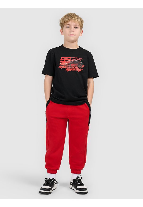 4f - 4F Spodnie dresowe joggery chłopięce - czerwone 134 (8-9 lat). Okazja: na co dzień, na spacer, na uczelnię. Kolor: czerwony. Materiał: dresówka. Długość: długie. Sezon: lato. Styl: casual