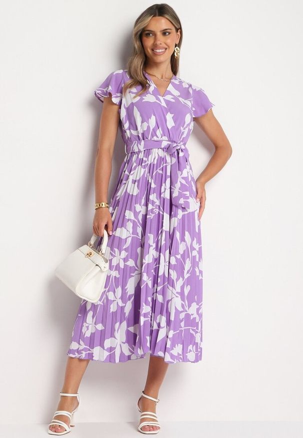 Born2be - Fioletowa Kopertowa Plisowana Sukienka z Gumką i Paskiem w Talii Denevia. Okazja: na co dzień. Kolor: fioletowy. Długość rękawa: krótki rękaw. Typ sukienki: kopertowe. Styl: casual