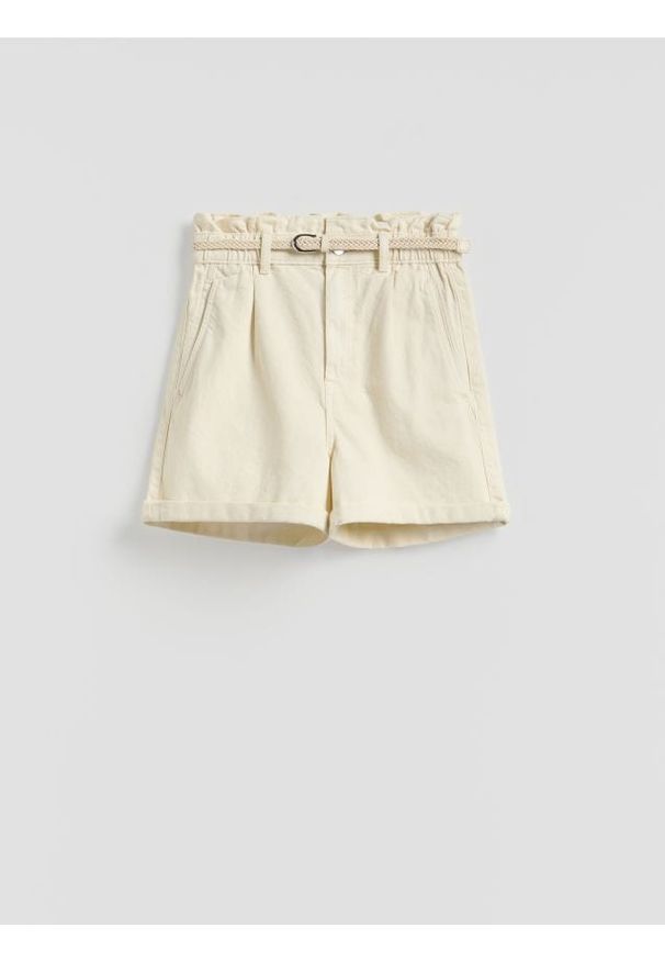 Reserved - Jeansowe szorty z paskiem - kremowy. Kolor: kremowy. Materiał: jeans