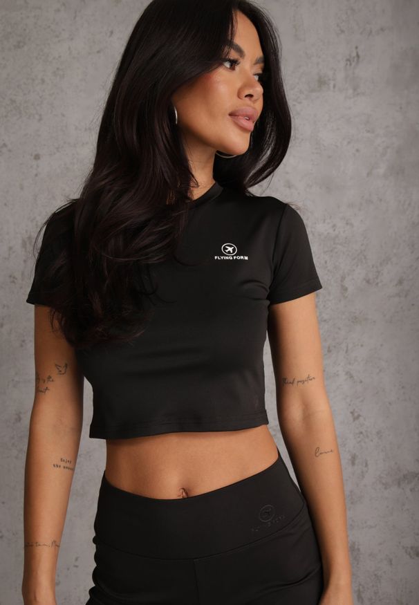 Renee - Czarny Basicowy T-shirt w Stylu Cropped z Subtelnym Nadrukiem Loraera. Okazja: na co dzień. Kolor: czarny. Materiał: jeans. Długość: krótkie. Wzór: nadruk. Styl: elegancki, sportowy, casual