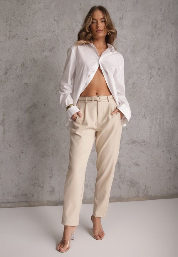 Renee - Beżowe Spodnie Cygaretki High Waist z Paskiem z Klamrą w Kształcie Półksięzyca Vikinai. Stan: podwyższony. Kolor: beżowy. Materiał: jedwab. Wzór: aplikacja. Styl: elegancki