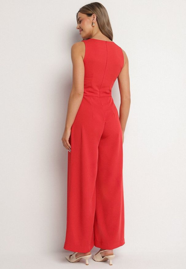 Born2be - Czerwony Kombinezon Bez Rękawów z Szerokimi Nogawkami i Kieszeniami Veleldia. Kolor: czerwony. Długość rękawa: bez rękawów. Styl: elegancki, klasyczny