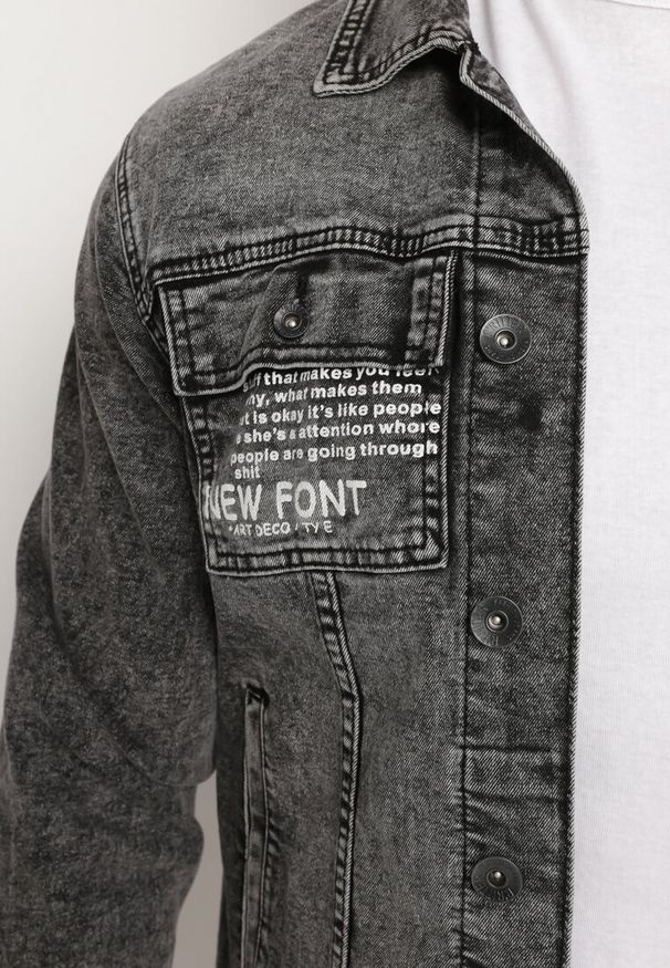 Born2be - Ciemnoszara Kurtka Jeansowa z Bawełny z Ozdobnymi Napisami Taliea. Kolor: szary. Materiał: bawełna, jeans. Wzór: napisy