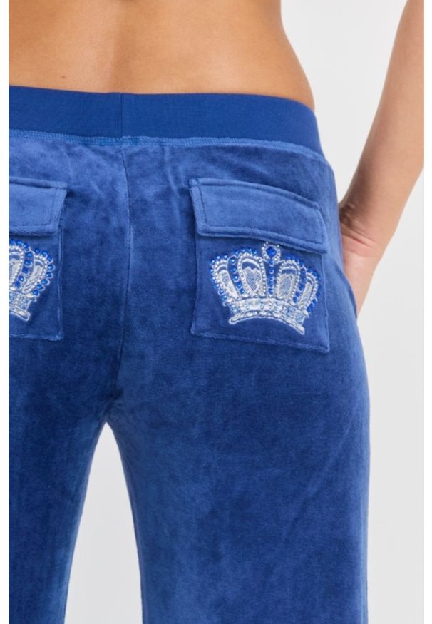 Juicy Couture - JUICY COUTURE Damskie niebieskie spodnie Heritage Crown Caisa Low Rise Pant. Kolor: niebieski. Materiał: bawełna, materiał, poliamid. Długość: długie