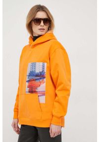 Calvin Klein Jeans bluza damska kolor pomarańczowy z kapturem z nadrukiem. Typ kołnierza: kaptur. Kolor: pomarańczowy. Materiał: bawełna. Wzór: nadruk