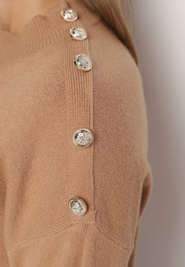 Born2be - Beżowy Sweter Półgolf z Modalem Wiskozą i Guzikami Emmiala. Okazja: na co dzień. Kolor: beżowy. Materiał: wiskoza. Długość rękawa: długi rękaw. Długość: długie. Styl: elegancki, casual