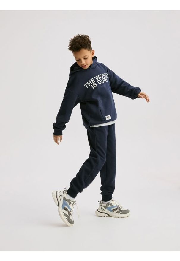 Reserved - Bawełniane spodnie jogger - granatowy. Kolor: niebieski. Materiał: bawełna