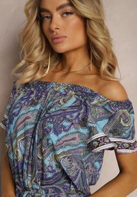 Renee - Niebieska Sukienka Hiszpanka z Bawełnianej Tkaniny we Wzór Paisley Arissela. Typ kołnierza: dekolt hiszpanka. Kolor: niebieski. Materiał: bawełna, tkanina. Wzór: paisley. Sezon: lato