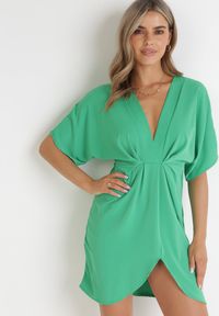 Born2be - Zielona Sukienka z Kopertowym Dekoltem i Rękawem Nietoperz Eupfia. Kolor: zielony. Sezon: lato. Typ sukienki: kopertowe #1