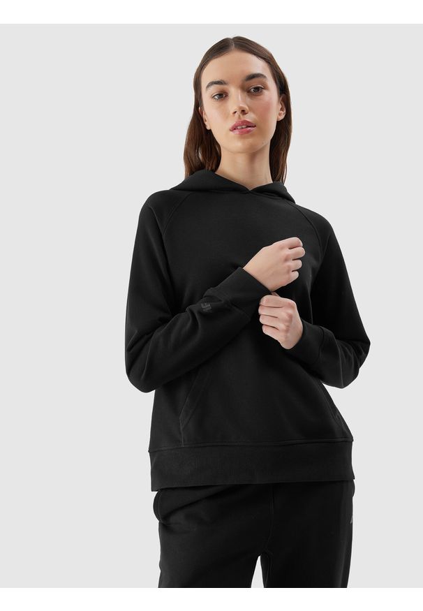 4f - 4F Bluza dresowa nierozpinana z kapturem damska - czarna XXL. Okazja: na co dzień. Typ kołnierza: kaptur. Kolor: czarny. Materiał: dresówka. Długość rękawa: raglanowy rękaw. Wzór: gładki, ze splotem. Styl: sportowy, casual