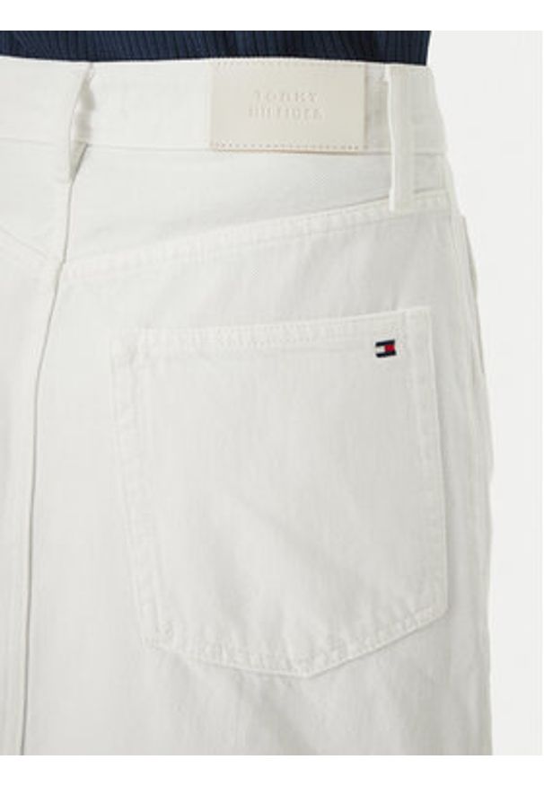 TOMMY HILFIGER - Tommy Hilfiger Spódnica jeansowa WW0WW48607 Biały Regular Fit. Kolor: biały. Materiał: bawełna