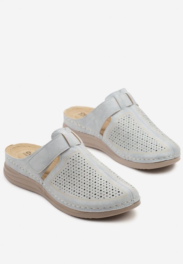 Born2be - Jasnoniebieskie Klapki Chodaki z Ozdobną Perforacją Sorevina. Kolor: niebieski. Sezon: lato. Styl: elegancki