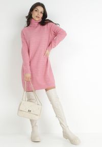 Born2be - Różowa Sukienka Classificator. Okazja: na co dzień. Typ kołnierza: golf. Kolor: różowy. Materiał: dzianina. Długość rękawa: długi rękaw. Sezon: zima, jesień. Typ sukienki: proste. Styl: casual #6