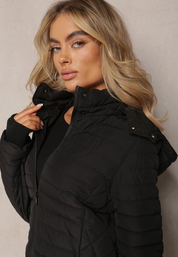 Renee - Czarna Kurtka do Kolan Pikowana Garle. Okazja: na co dzień. Kolor: czarny. Materiał: jeans, tkanina. Długość: do kolan. Styl: casual, elegancki