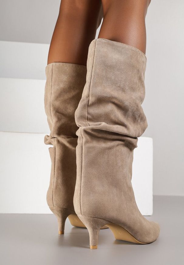 Renee - Ciemnobeżowe Botki na Kaczuszce z Marszczoną Cholewką Nalorena. Okazja: na co dzień, na spacer. Kolor: beżowy. Materiał: jeans. Szerokość cholewki: normalna. Obcas: na szpilce. Styl: casual, elegancki