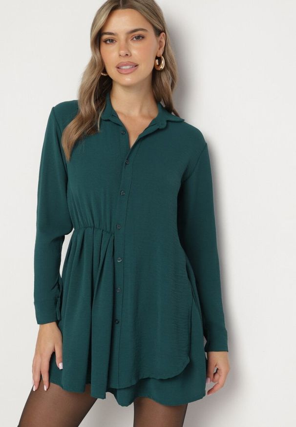 Born2be - Ciemnozielona Asymetryczna Sukienka o Koszulowym Kroju z Gumką w Talii Elodina. Kolor: zielony. Długość rękawa: długi rękaw. Typ sukienki: koszulowe, asymetryczne. Styl: elegancki, sportowy
