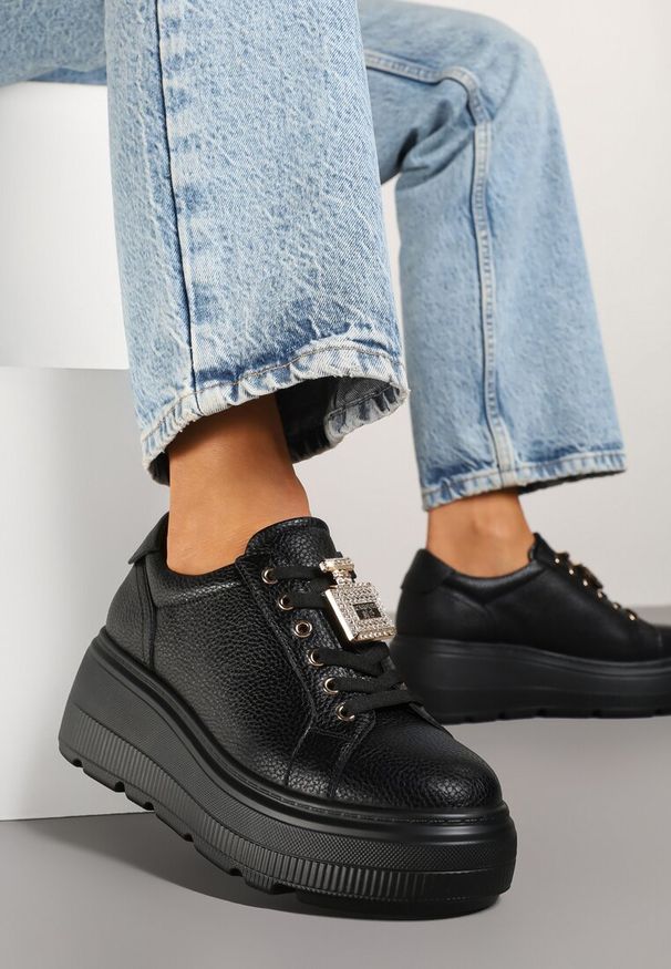 Renee - Czarne Sneakersy na Platformie ze Skóry Naturalnej z Metaliczną Aplikacją Falandria. Okazja: na co dzień. Kolor: czarny. Materiał: skóra. Wzór: aplikacja. Obcas: na platformie
