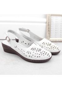 Skórzane komfortowe sandały damskie pełne ażurowe białe T.Sokolski L24-27. Kolor: biały. Materiał: skóra. Wzór: ażurowy #4