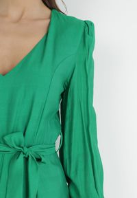 Born2be - Zielona Sukienka z Trójkątnym Dekoltem i Wiązaniem w Pasie Wesleig. Kolor: zielony. Materiał: materiał. Długość rękawa: długi rękaw. Długość: mini #5