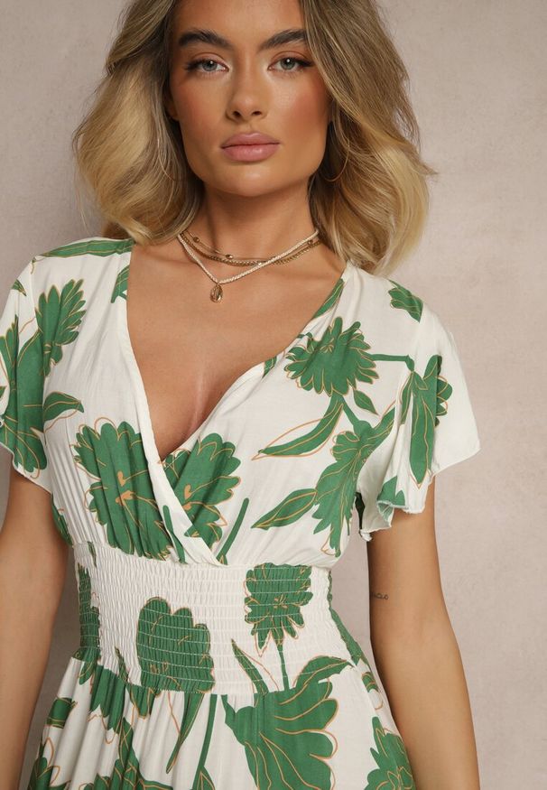 Renee - Zielona Sukienka z Wiskozy w Kwiatowy Wzór Corinea. Okazja: na co dzień. Typ kołnierza: dekolt w kształcie V. Kolor: zielony. Materiał: wiskoza. Wzór: kwiaty. Sezon: wiosna, lato. Styl: casual, klasyczny