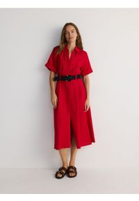 Reserved - Sukienka z paskiem - czerwony. Kolor: czerwony. Materiał: wiskoza, tkanina, len #1