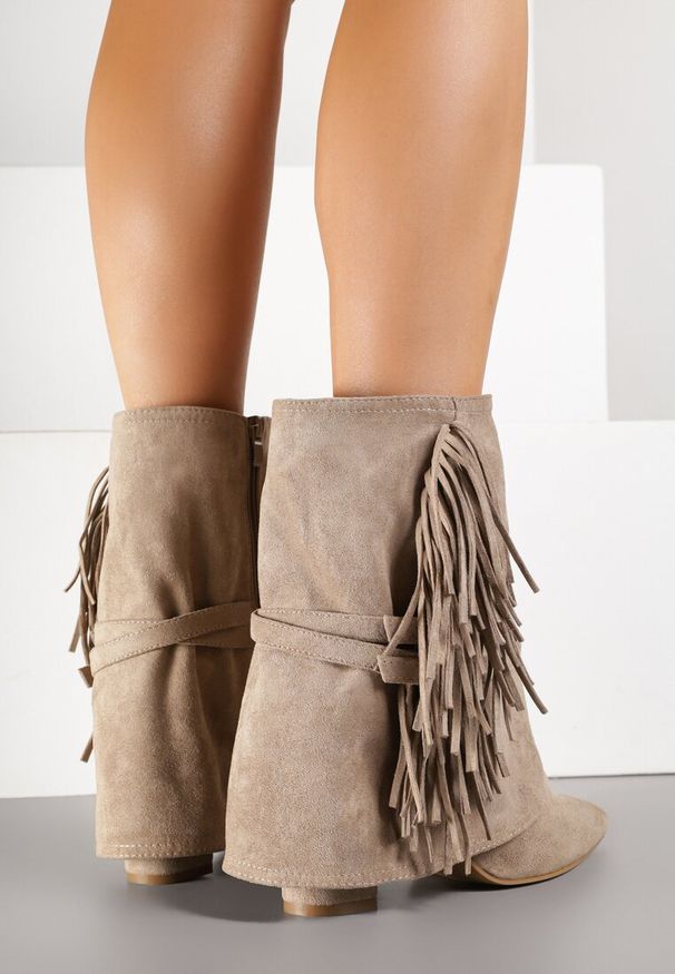 Renee - Ciemnobeżowe Botki Boho z Cholewką Imitującą Nogawkę i Frędzlami Zaslie. Okazja: na imprezę, na co dzień. Kolor: beżowy. Materiał: jeans, skóra. Szerokość cholewki: normalna. Obcas: na obcasie. Styl: boho. Wysokość obcasa: średni