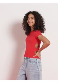 Sinsay - Koszulka z prążkowanej dzianiny z ozdobnymi wycięciami po bokach - czerwony. Kolor: czerwony. Materiał: dzianina, prążkowany #1