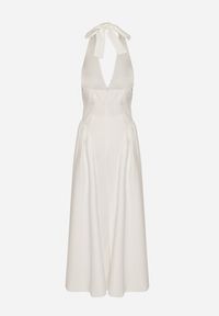 Born2be - Biała Sukienka o Rozkloszowanym Kroju z Wiązanym Dekoltem Halter Senicea. Okazja: na spacer, na co dzień. Typ kołnierza: dekolt halter. Kolor: biały. Typ sukienki: proste. Styl: casual #2