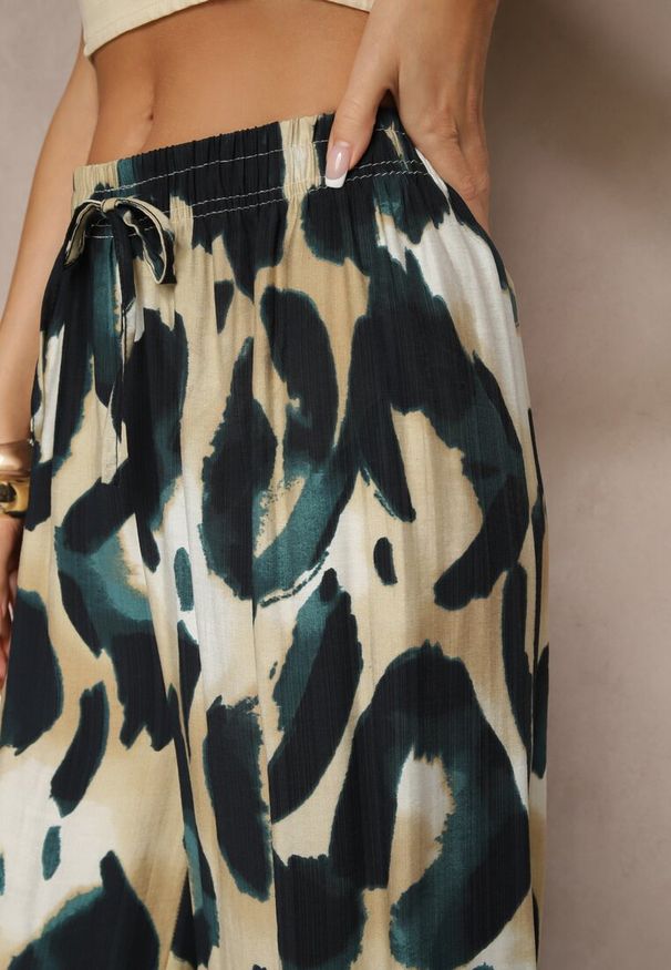 Renee - Zielone Szerokie Spodnie High Waist z Wiskozą w Panterkowy Wzór Zeviera. Okazja: na co dzień. Stan: podwyższony. Kolor: zielony. Materiał: wiskoza. Styl: elegancki, casual
