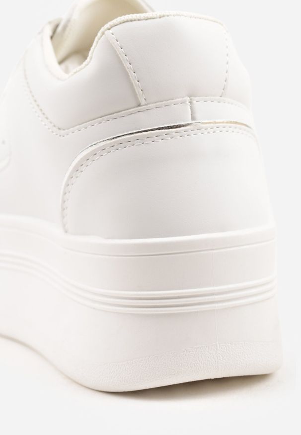 Born2be - Biało-Srebrne Sneakersy Vices na Grubej Podeszwie z Metalicznymi Wstawkami Nelesea. Okazja: na co dzień. Nosek buta: okrągły. Kolor: biały. Sezon: wiosna, lato