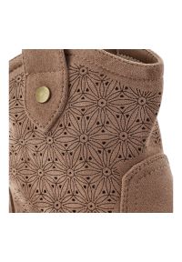 Botki damskie S.Barski, cholewka z materiału ażurowe wykończenie krótka cholewka pętla z tyłu elegancki fason, brązowe, HY61-8025. Kolor: brązowy. Materiał: materiał. Szerokość cholewki: normalna. Wzór: ażurowy. Sezon: wiosna, jesień. Obcas: na obcasie. Styl: elegancki. Wysokość obcasa: niski #7