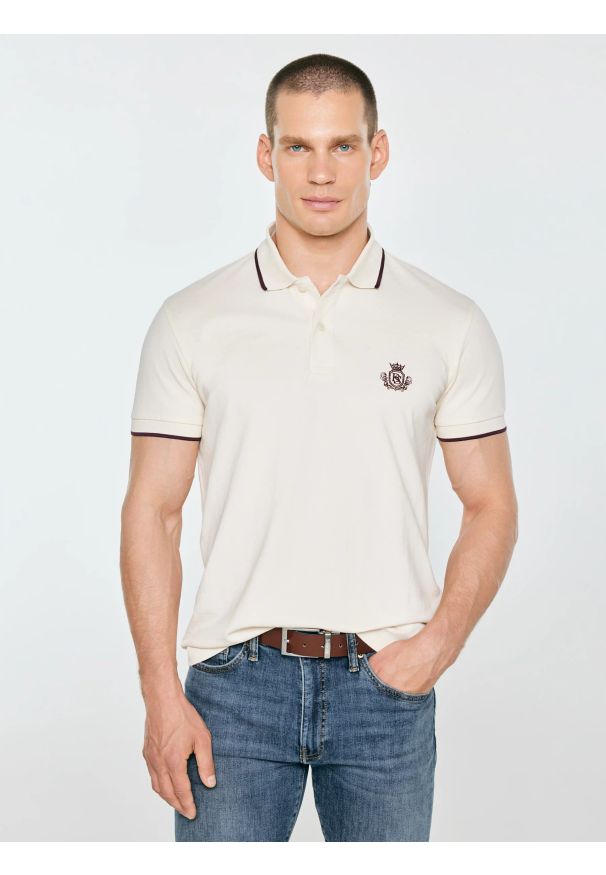 Big-Star - koszulka męska polo perłowa seller 103. Typ kołnierza: polo. Kolor: kremowy. Materiał: dresówka, bawełna, jeans, dzianina. Wzór: haft. Styl: klasyczny, elegancki