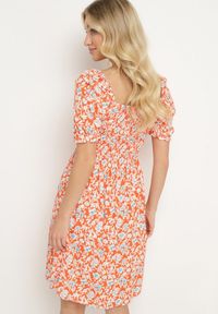 Born2be - Pomarańczowa Wiskozowa Sukienka Hiszpanka o Rozkloszowanym Kroju z Marszczonym Dekoltem Otlea. Okazja: na co dzień. Typ kołnierza: dekolt hiszpanka. Kolor: pomarańczowy. Materiał: wiskoza. Długość rękawa: krótki rękaw. Sezon: lato. Styl: boho, casual #7