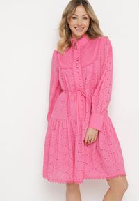 Born2be - Fuksjowa Sukienka z Haftowanej Tkaniny ze Stójką i Perłowymi Guzikami Salino. Typ kołnierza: kołnierzyk stójkowy. Kolor: różowy. Materiał: tkanina. Wzór: haft. Styl: vintage. Długość: midi #4
