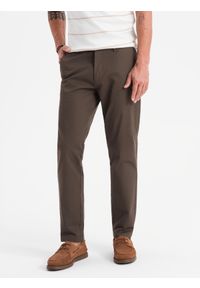 Ombre Clothing - Spodnie męskie chino REGULAR FIT z delikatną strukturą – brązowe V3 - Rozmiar: M. Okazja: na co dzień. Kolor: brązowy. Materiał: tkanina, elastan, bawełna. Styl: klasyczny, casual #4