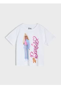 Sinsay - Bawełniana koszulka z nadrukiem Barbie - biały. Kolor: biały. Materiał: bawełna. Wzór: nadruk #1