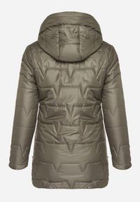 Born2be - Zielona Pikowana Kurtka o Prostym Kroju z Kapturem Nalarea. Okazja: na co dzień. Typ kołnierza: kaptur. Kolekcja: plus size. Kolor: zielony. Materiał: jeans, poliester, dzianina. Styl: klasyczny, casual, elegancki #3