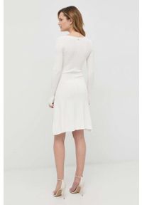 Guess sukienka kolor beżowy mini rozkloszowana. Kolor: beżowy. Materiał: materiał, dzianina. Długość rękawa: długi rękaw. Długość: mini #5