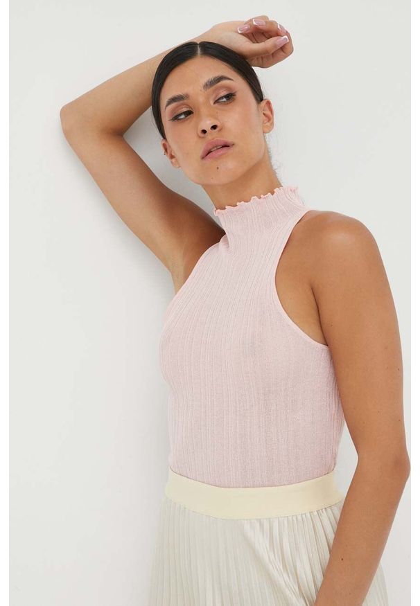 Guess top damski kolor różowy. Kolor: różowy. Materiał: materiał. Długość rękawa: na ramiączkach