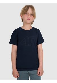4f - 4F T-shirt regular z nadrukiem chłopięcy - granatowy 134 (8-9 lat). Okazja: na co dzień. Kolor: niebieski. Materiał: bawełna, materiał, jersey. Długość rękawa: krótki rękaw. Długość: krótkie. Wzór: nadruk. Sezon: lato. Styl: klasyczny, młodzieżowy, sportowy, casual