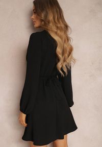 Renee - Czarna Sukienka Rozkloszowana z Gumką w Pasie Thelo. Kolor: czarny. Materiał: tkanina. Długość rękawa: długi rękaw. Wzór: gładki, jednolity. Styl: klasyczny, elegancki. Długość: mini #3