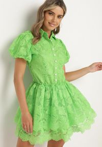 Born2be - Zielona Koronkowa Sukienka Mini w Kwiaty z Bufiastymi Rękawami Cervi. Kolor: zielony. Materiał: koronka. Wzór: kwiaty. Długość: mini