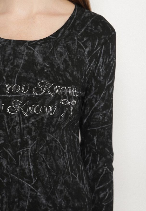 Born2be - Czarna Bluzka Typu Longsleeve z Geometrycznym Wzorem Unila. Okazja: na co dzień, do pracy, na spotkanie biznesowe. Kolor: czarny. Materiał: jeans. Długość rękawa: długi rękaw. Wzór: geometria. Styl: casual, biznesowy